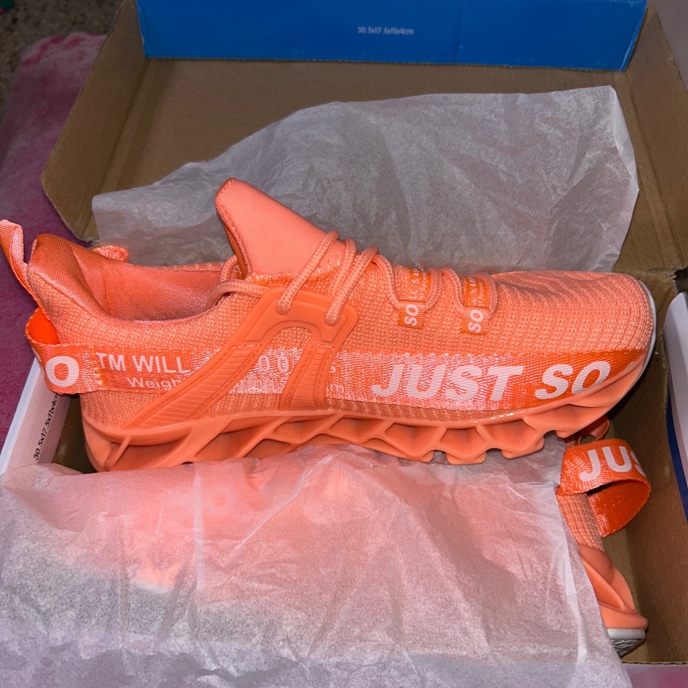 90s SOSO trainers bright and bold. NWOT ORIGINAL